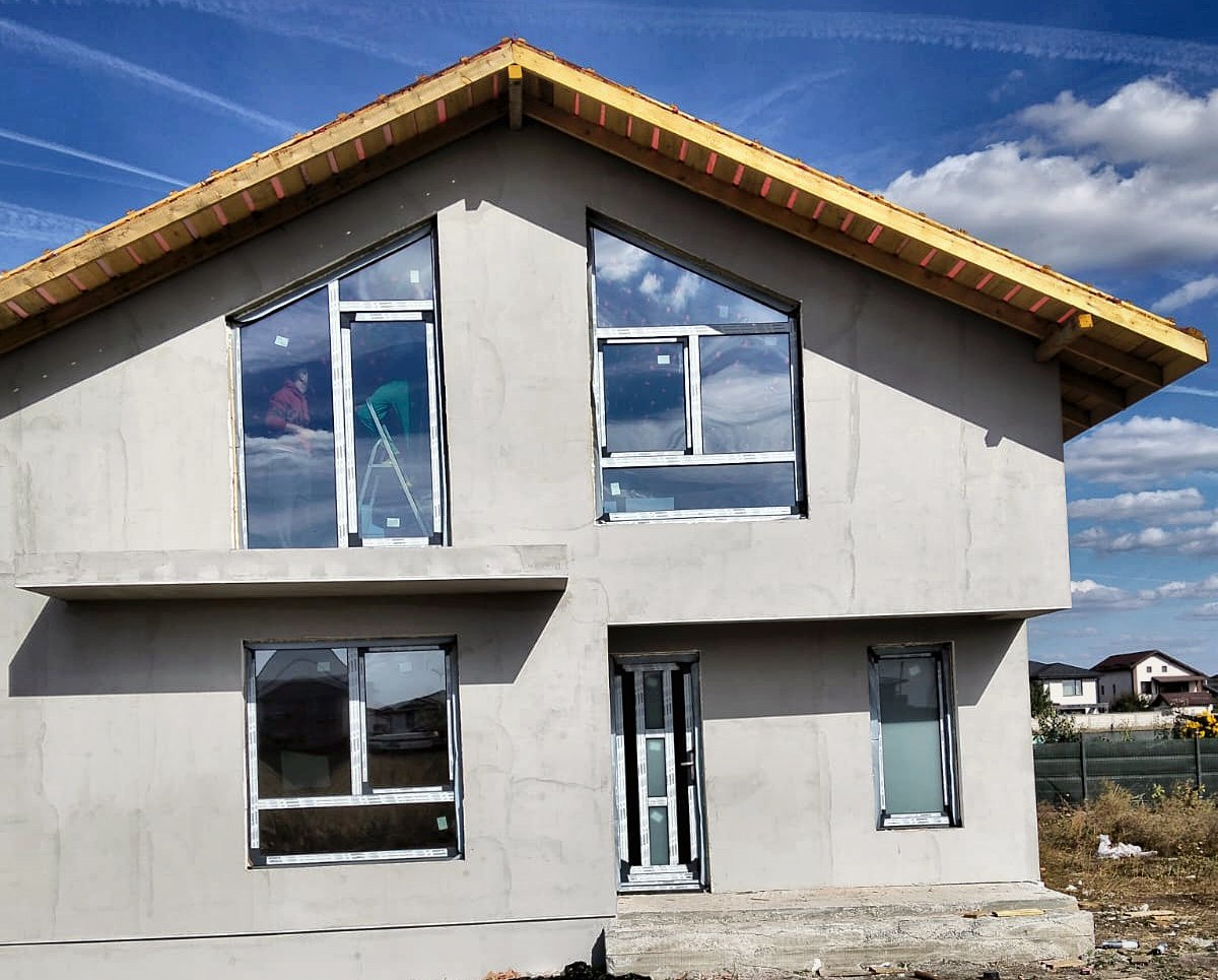 Casă nouă cu ferestre și ușă de intrare PVC antracit, montate de PVC Smart